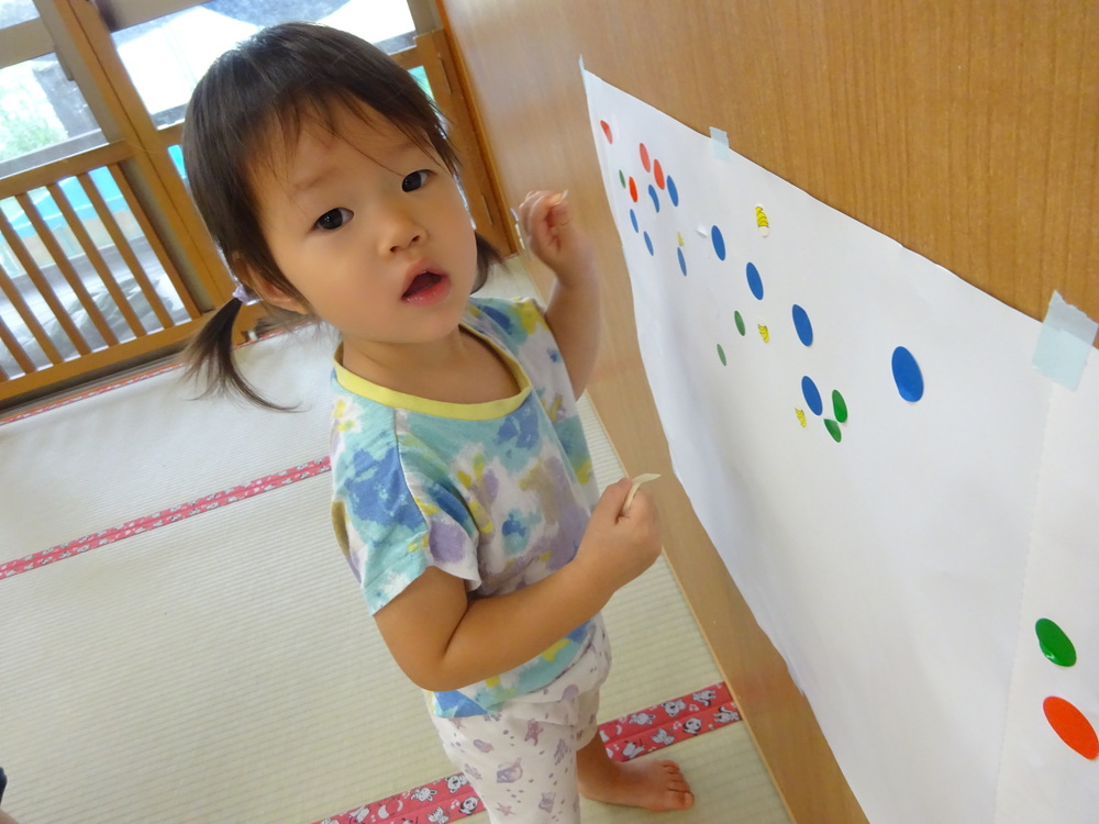 室内遊びを楽しむ子ども (5)