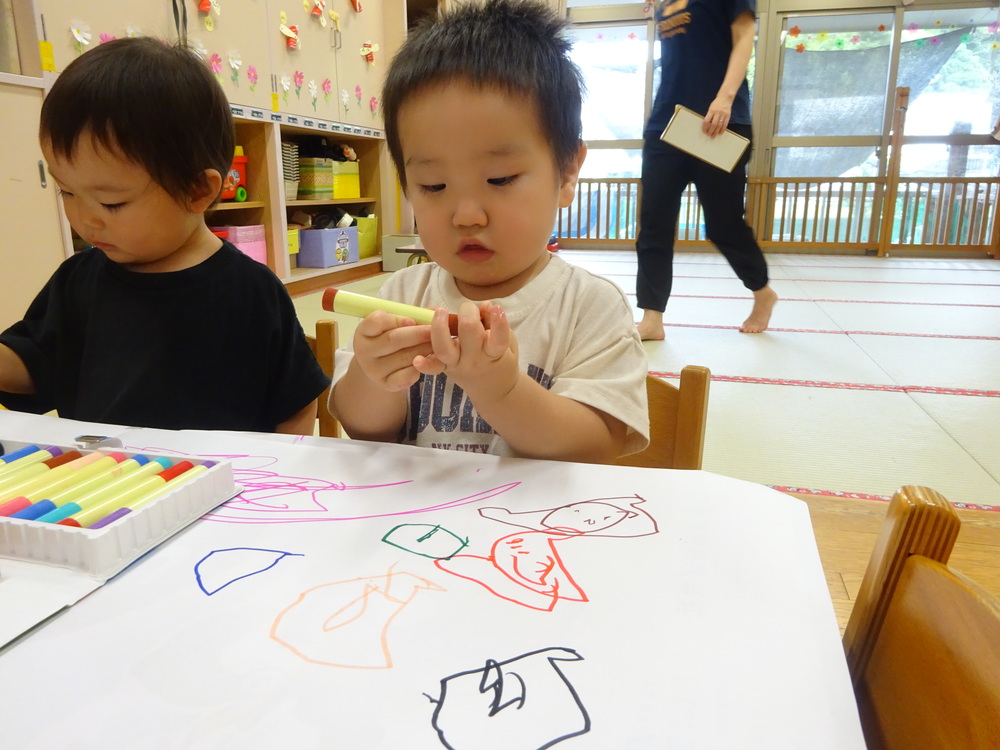 室内遊びを楽しむ子ども (6)