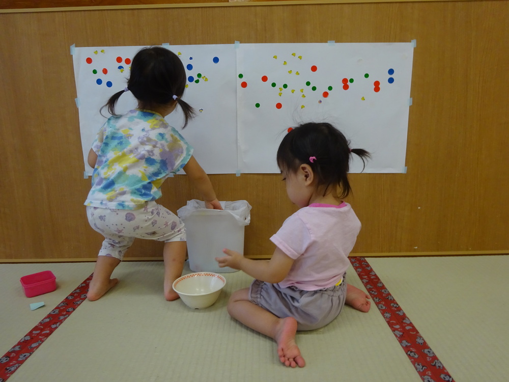 室内遊びを楽しむ子ども (7)
