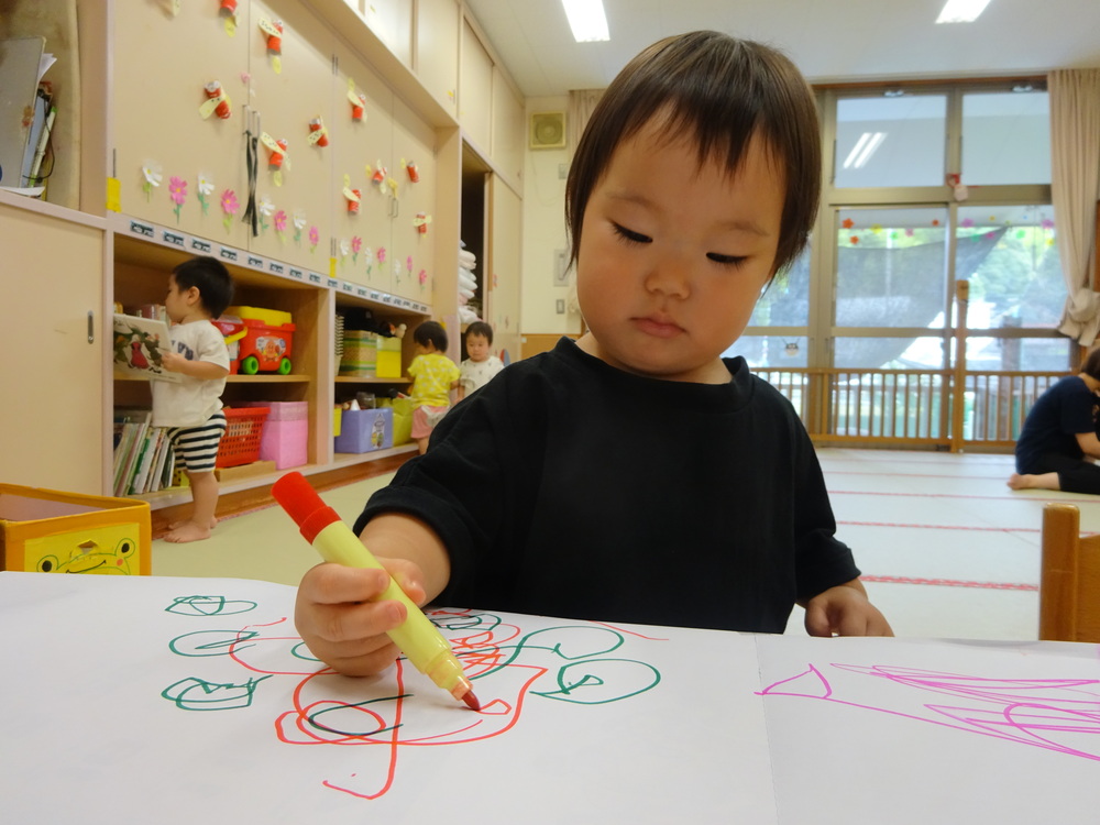 室内遊びを楽しむ子ども (8)