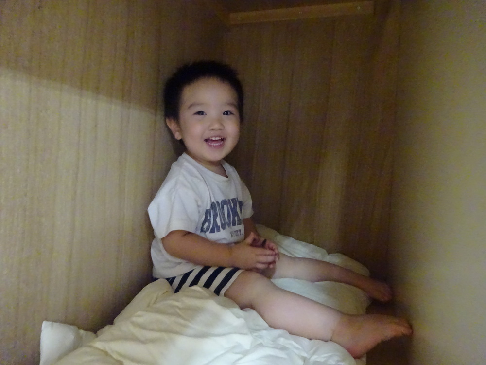 室内遊びを楽しむ子ども (10)