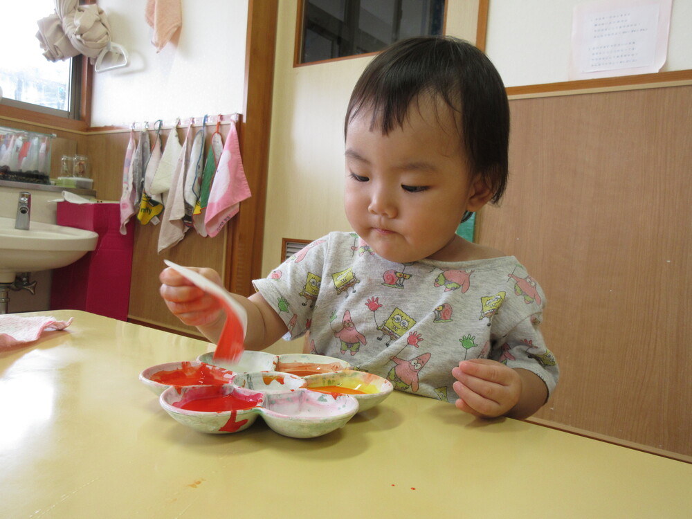 染め紙をしている様子