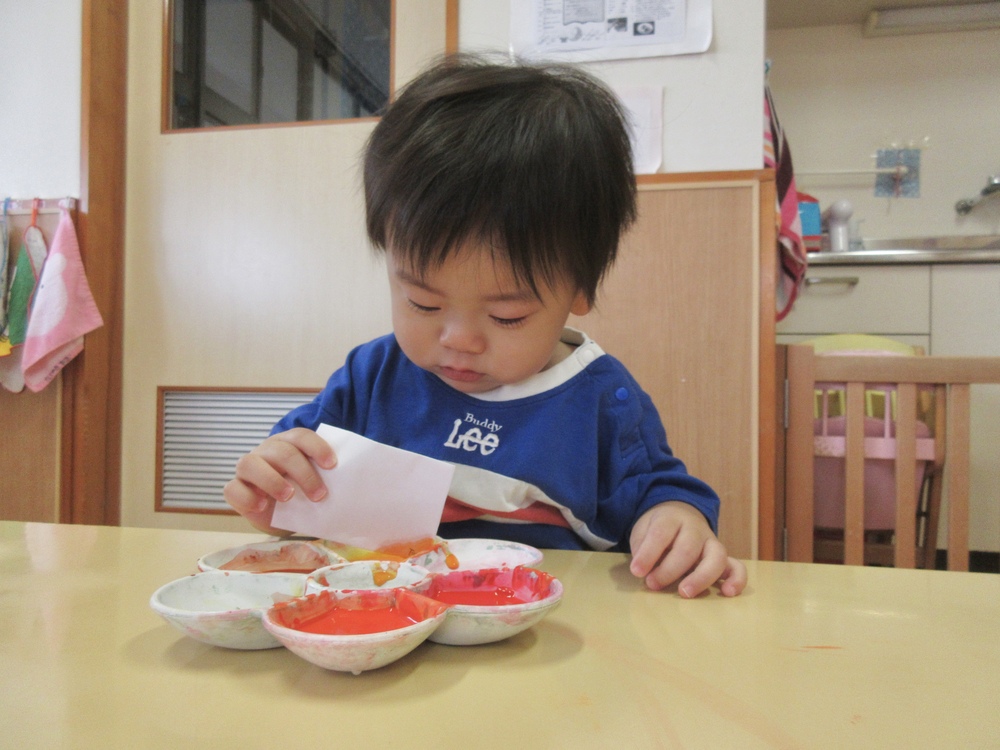 染め紙をしている様子