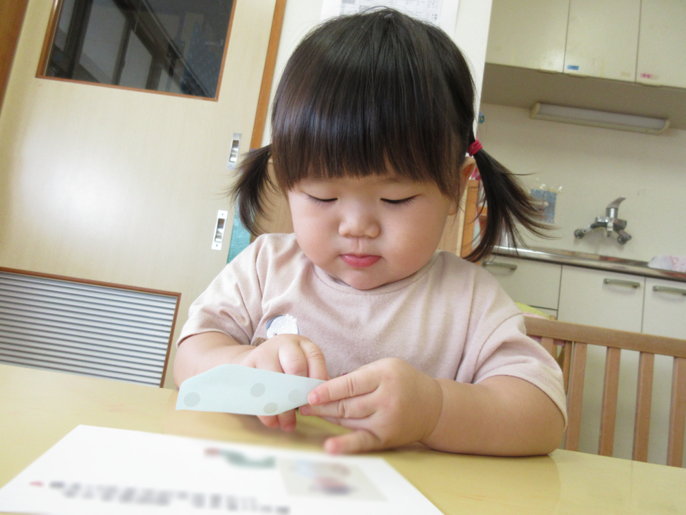 シール貼りの様子