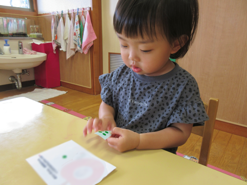 シール貼りの様子