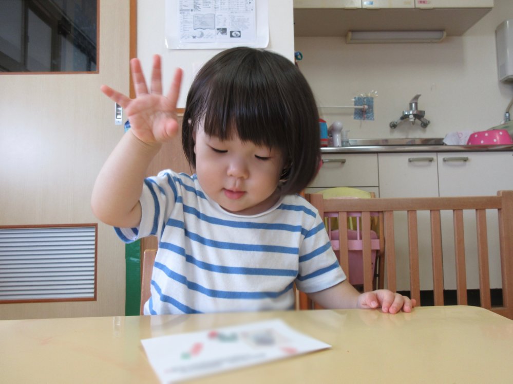 シール貼りの様子