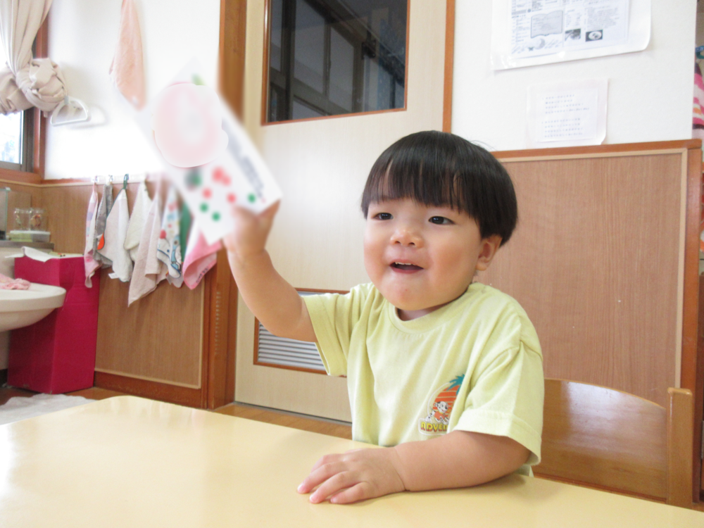 シール貼りの様子