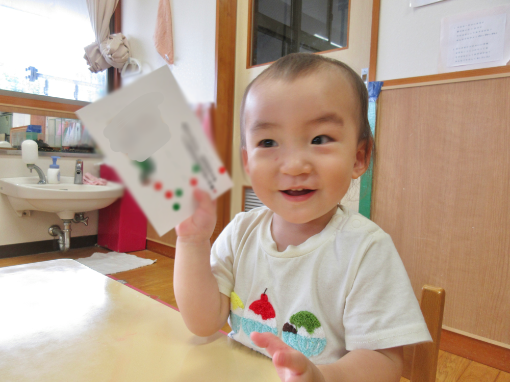 シール貼りの様子