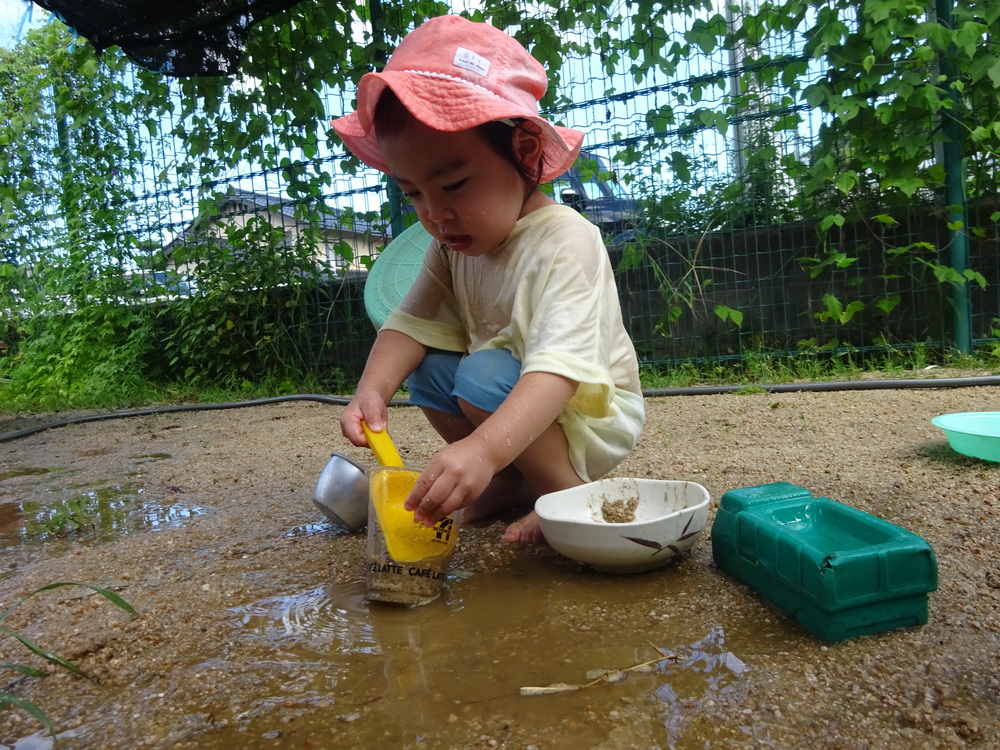 泥んこ遊びをしている子ども (2)