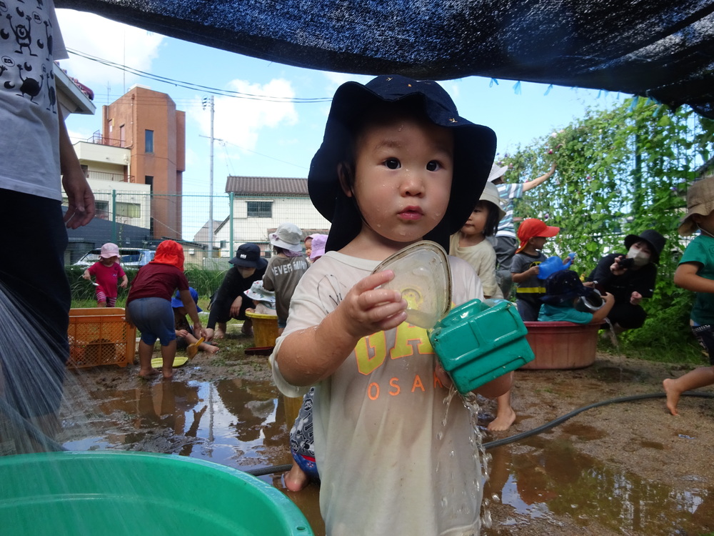 泥んこ遊びをしている子ども (3)