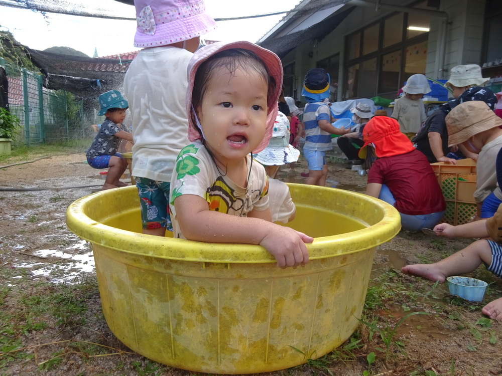 泥んこ遊びをしている子ども (4)