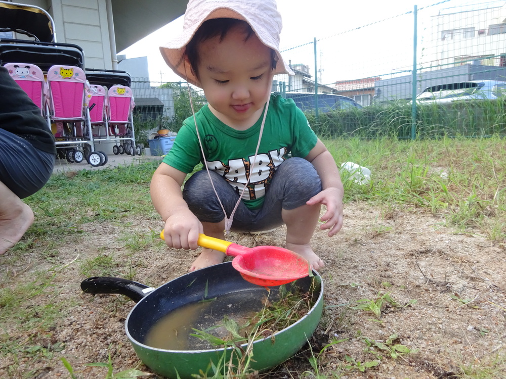泥んこ遊びをしている子ども (5)