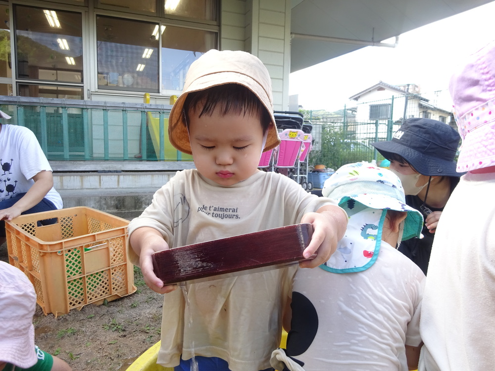 泥んこ遊びをしている子ども (6)