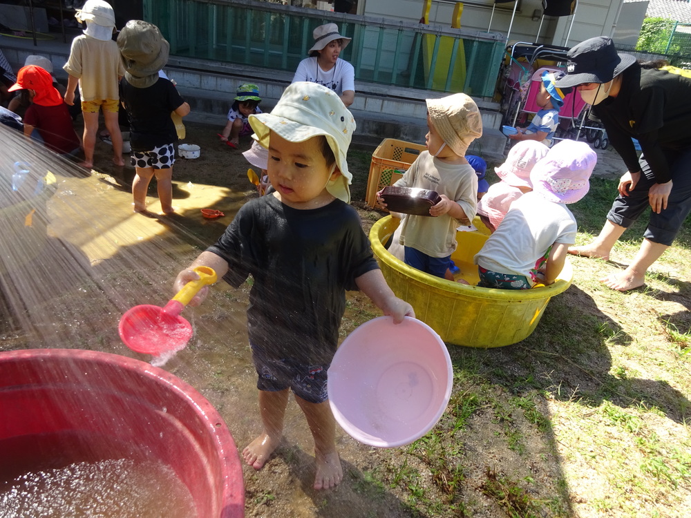 泥んこ遊びをしている子ども (7)