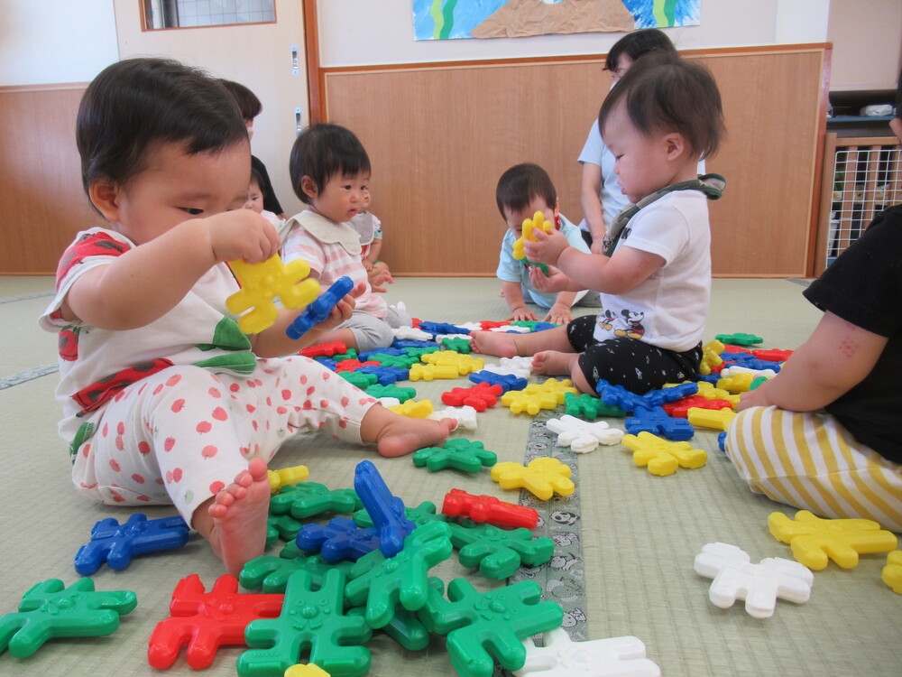 うさぎブロックで遊んでいる様子