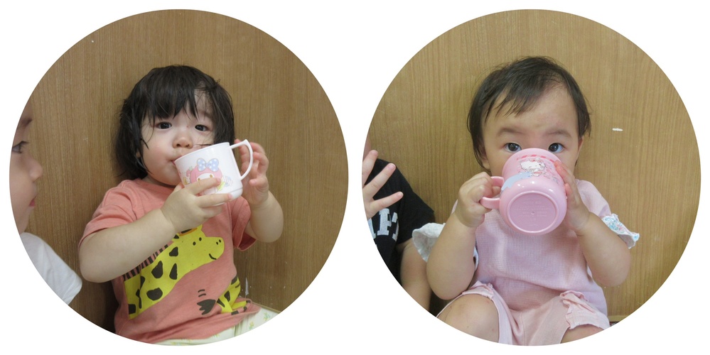 お茶を飲む子ども