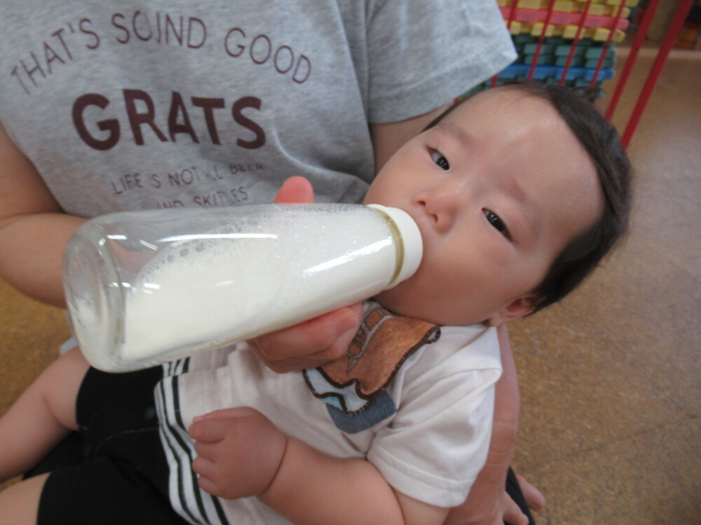 ミルクを飲んでいる子ども