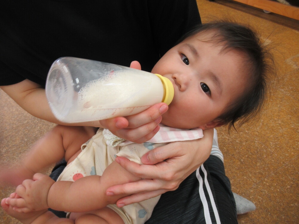 ミルクを飲んでいる子ども