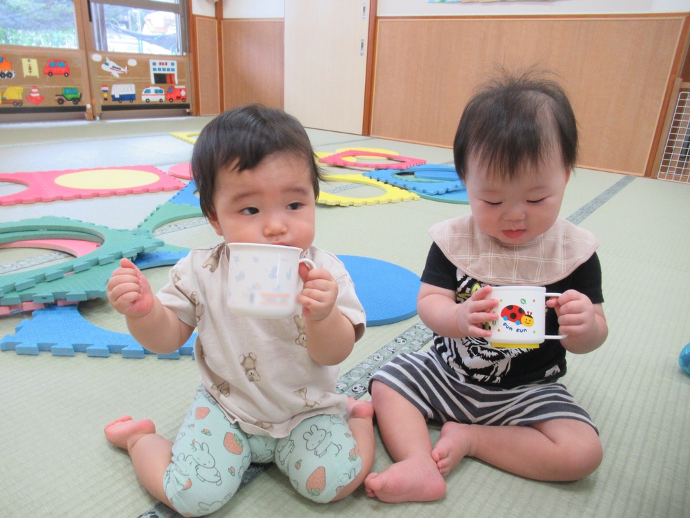 お茶を飲む子ども