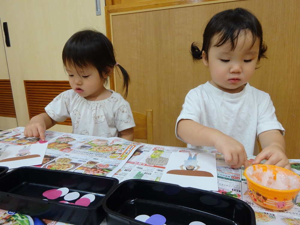 製作をする子ども (1)