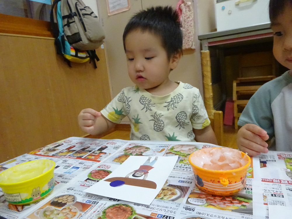 製作をする子ども (3)