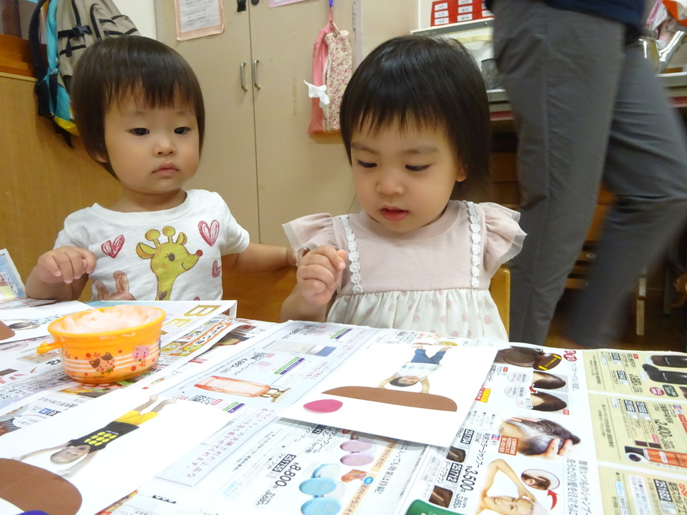 製作をする子ども (4)