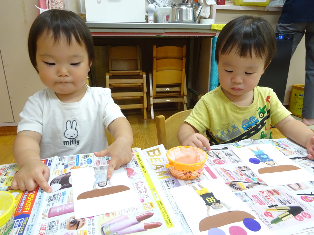 製作をする子ども (5)