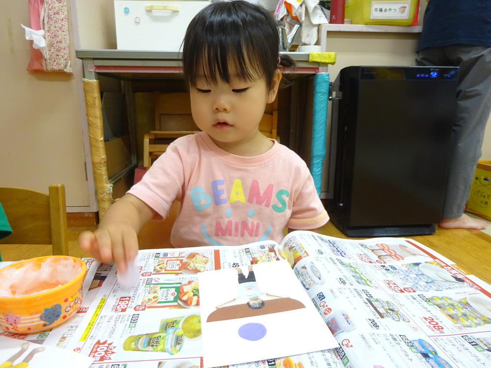 製作をする子ども (6)