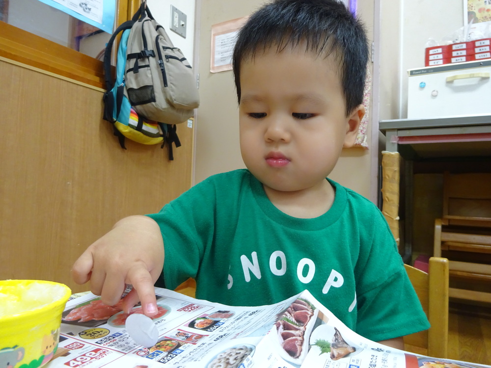 製作をする子ども (7)