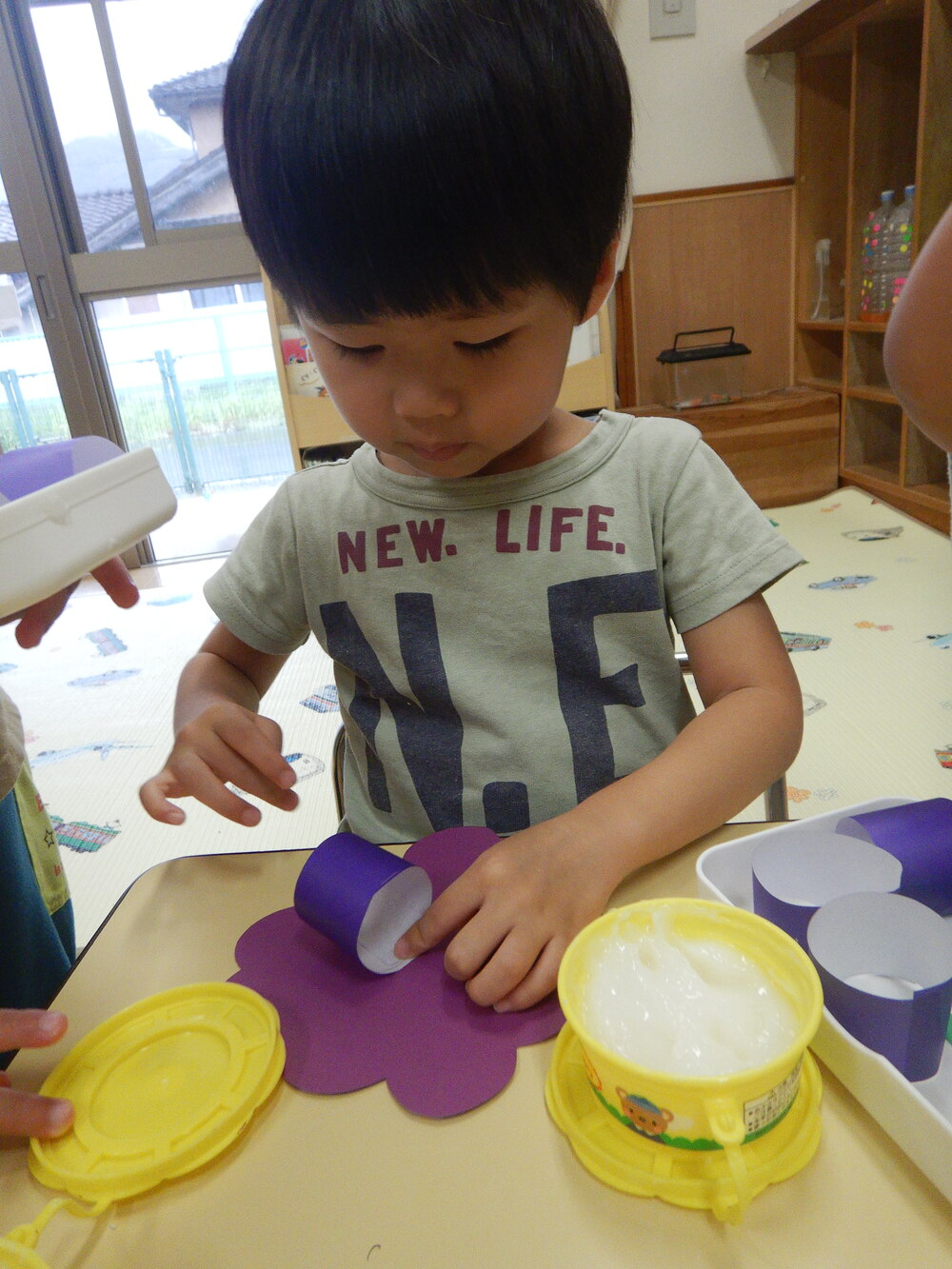 糊付けをする男の子