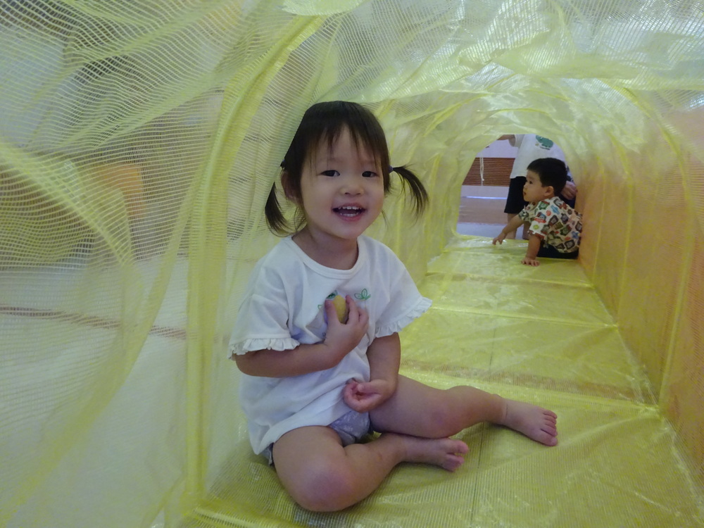 トンネル遊びをしている子ども (2)