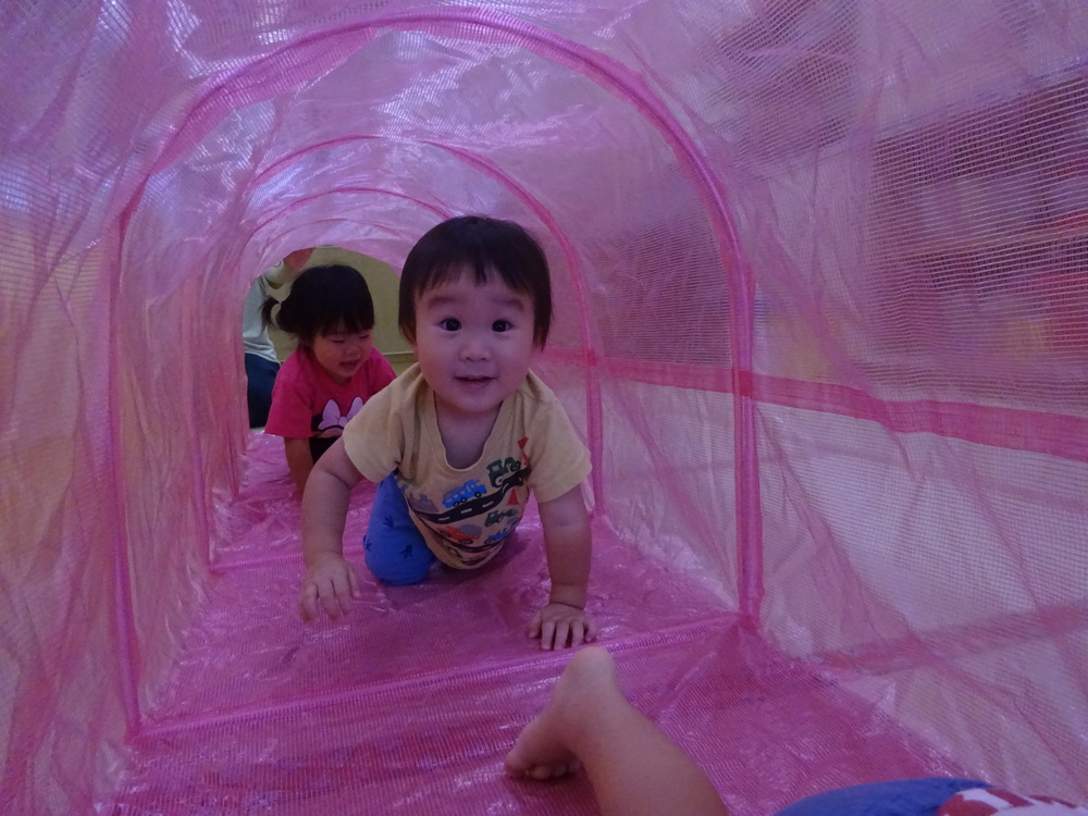 トンネル遊びをしている子ども (3)