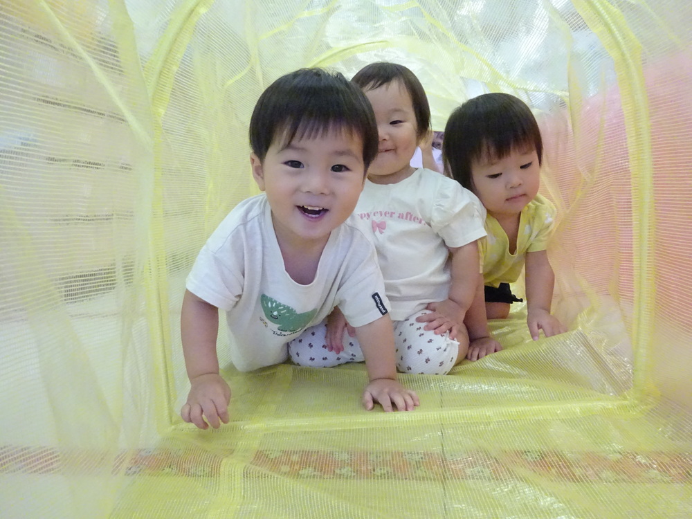 トンネル遊びをしている子ども (4)