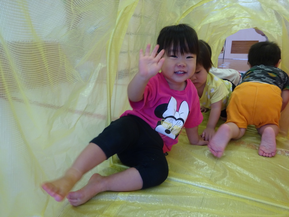 トンネル遊びをしている子ども (5)