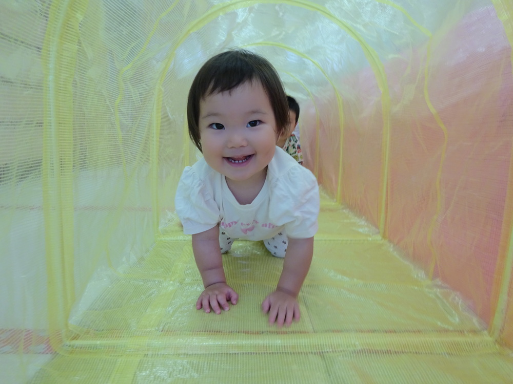 トンネル遊びをしている子ども (8)