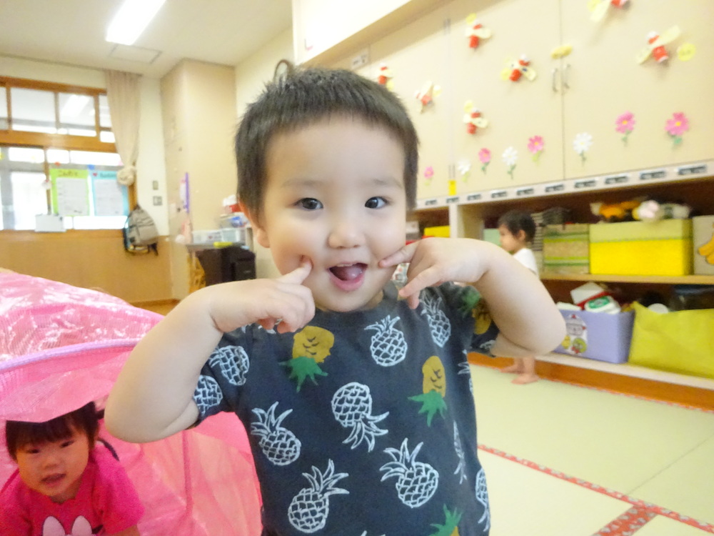 トンネル遊びをしている子ども (10)