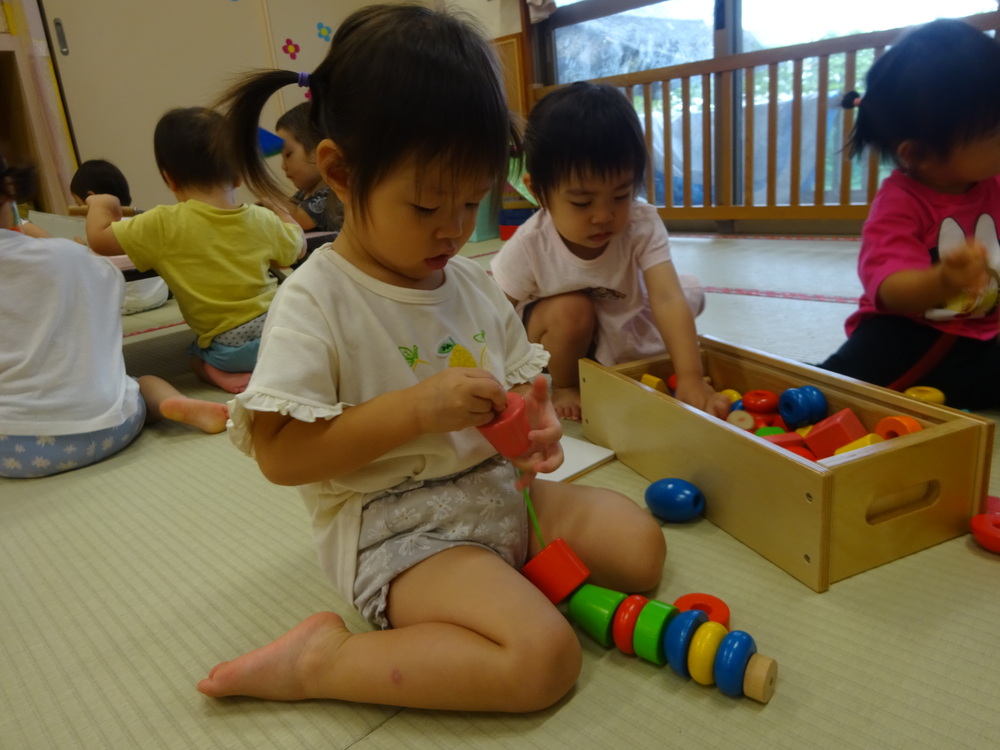 紐通しをしている子ども (1)