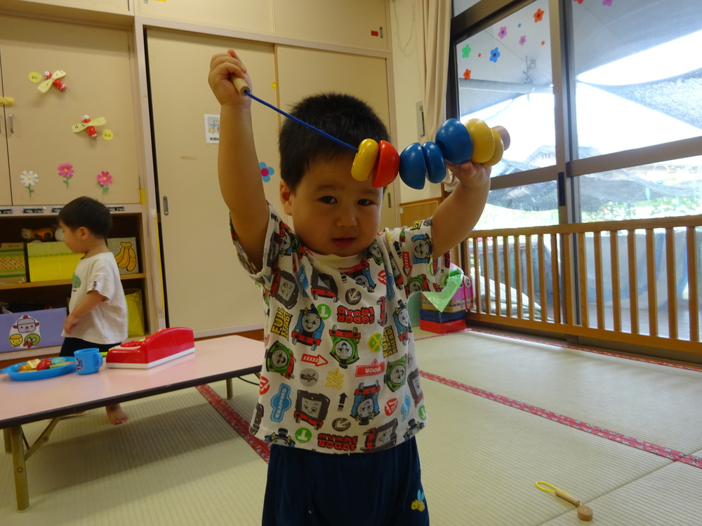 紐通しをしている子ども (2)