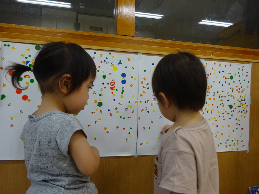 シール貼りをしている子ども