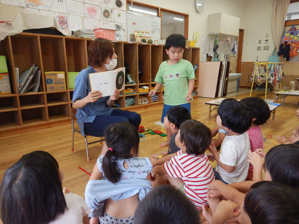 絵本の読み聞かせ