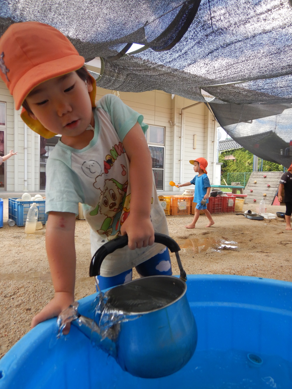 水をくむ男の子