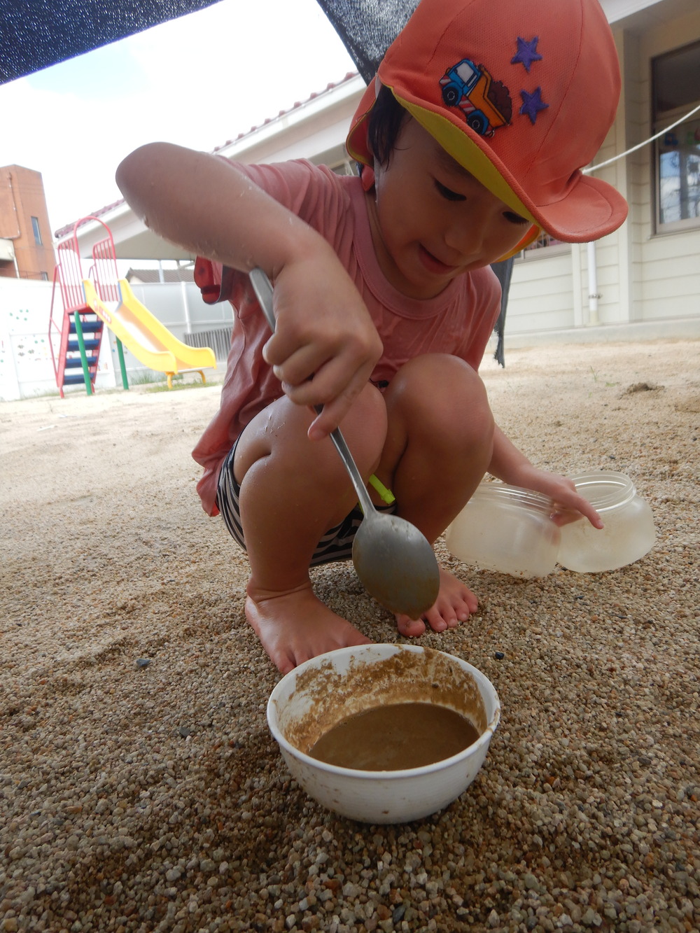 トロトロの泥を作る男の子