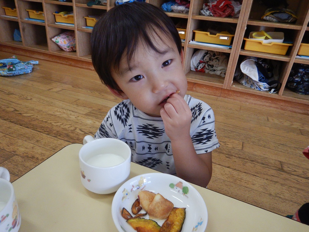 野菜チップスを食べる