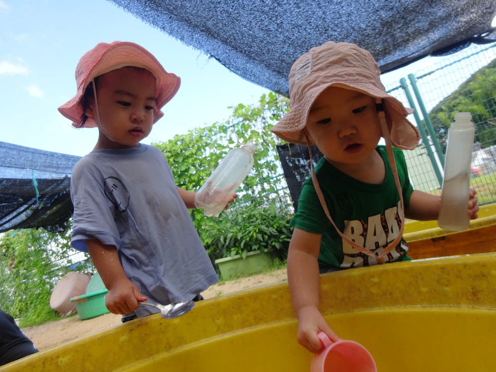 泥んこ遊びをする子ども (2)