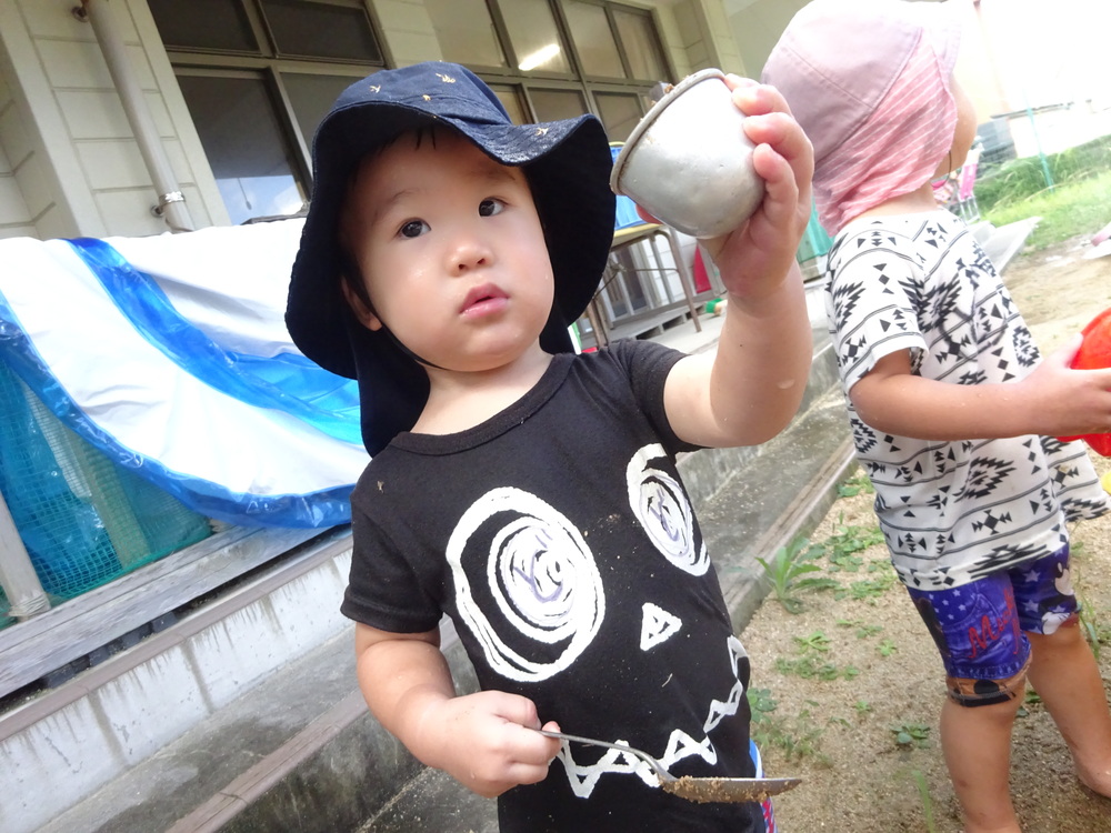 泥んこ遊びをする子ども (3)