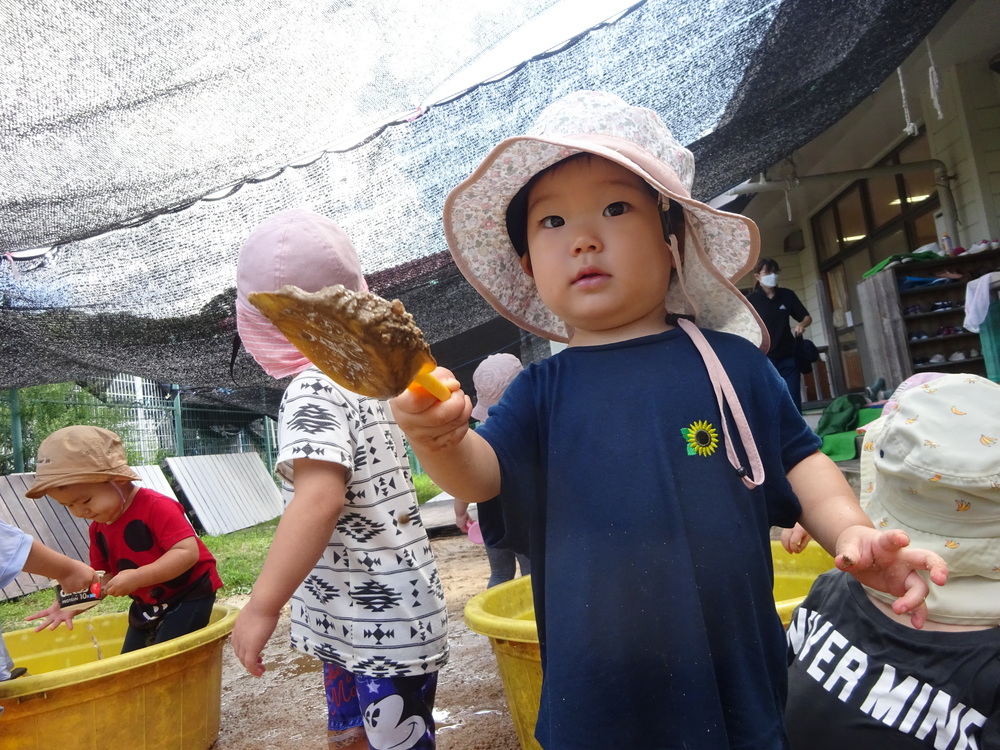 泥んこ遊びをする子ども (4)