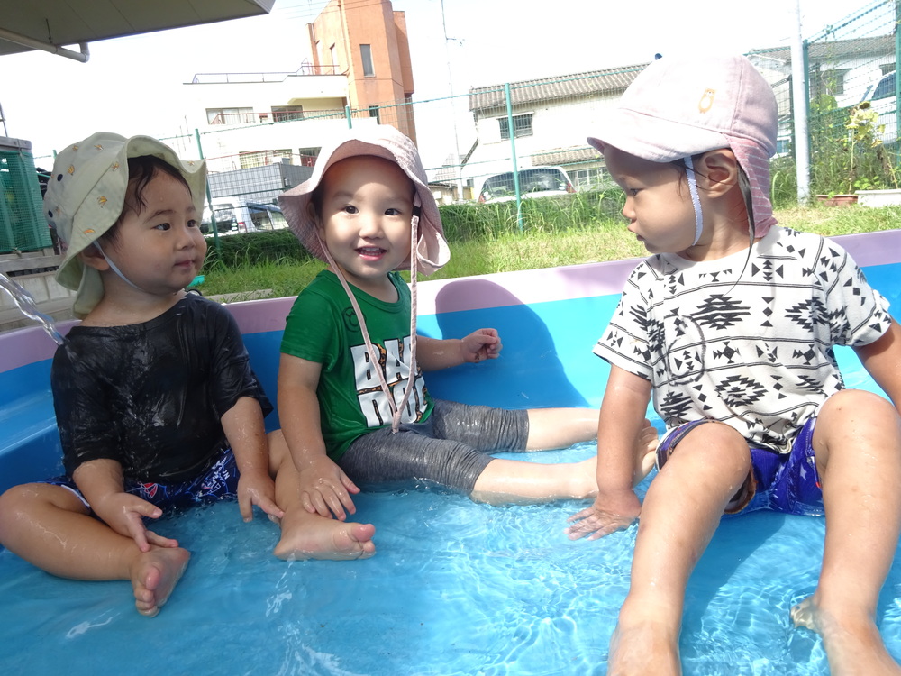 泥んこ遊びをする子ども (5)