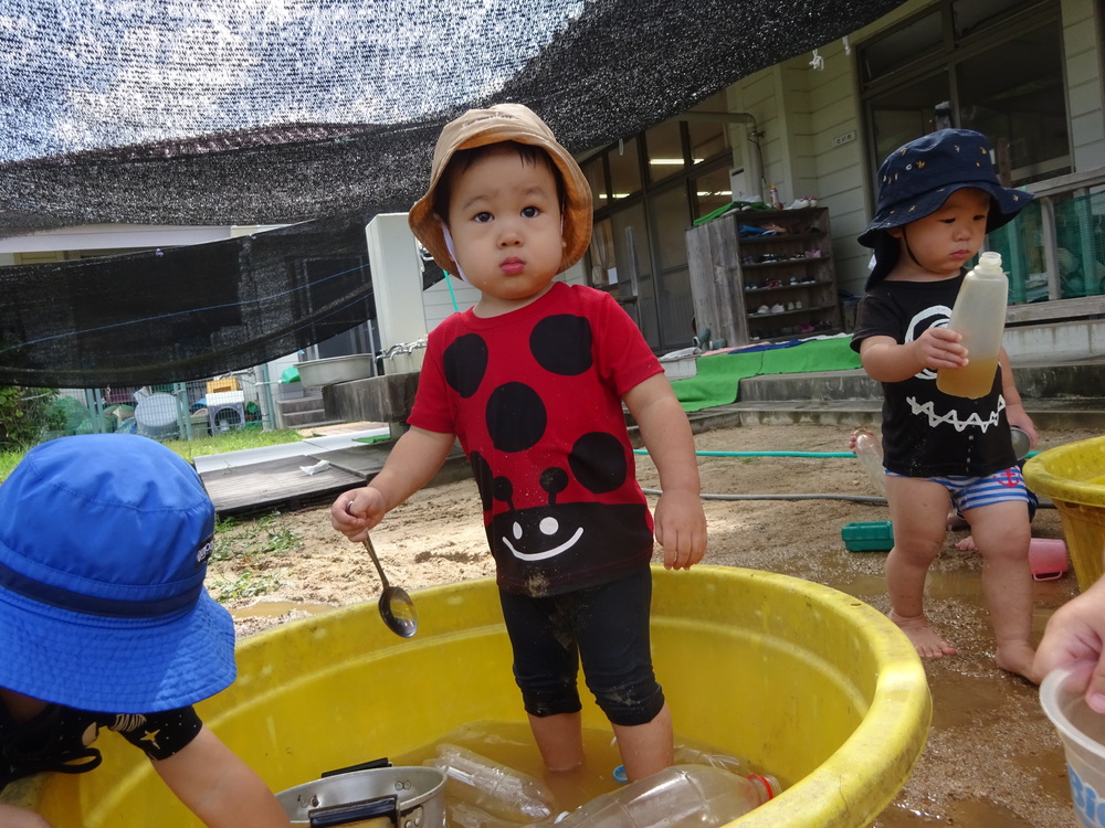 泥んこ遊びをする子ども (6)