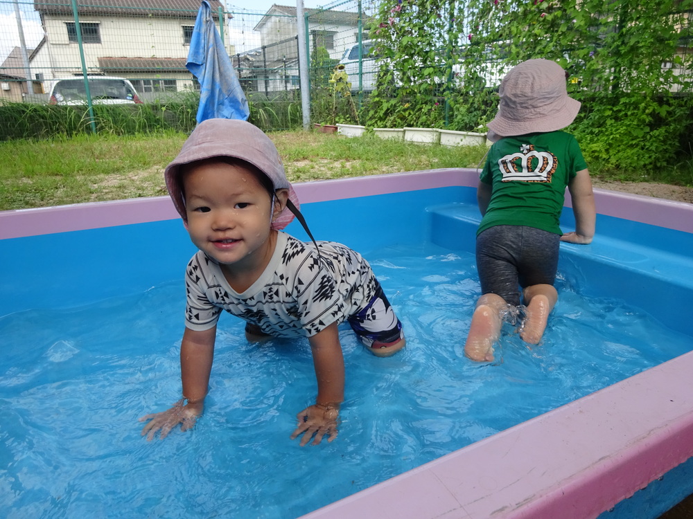 泥んこ遊びをする子ども (7)