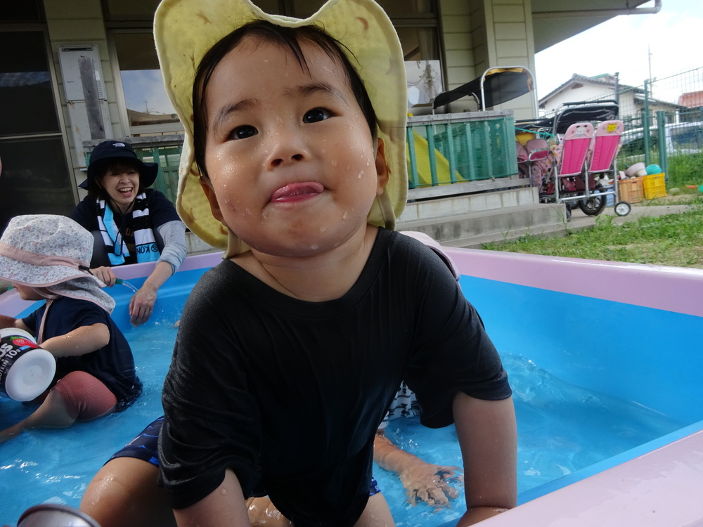 泥んこ遊びをする子ども (8)